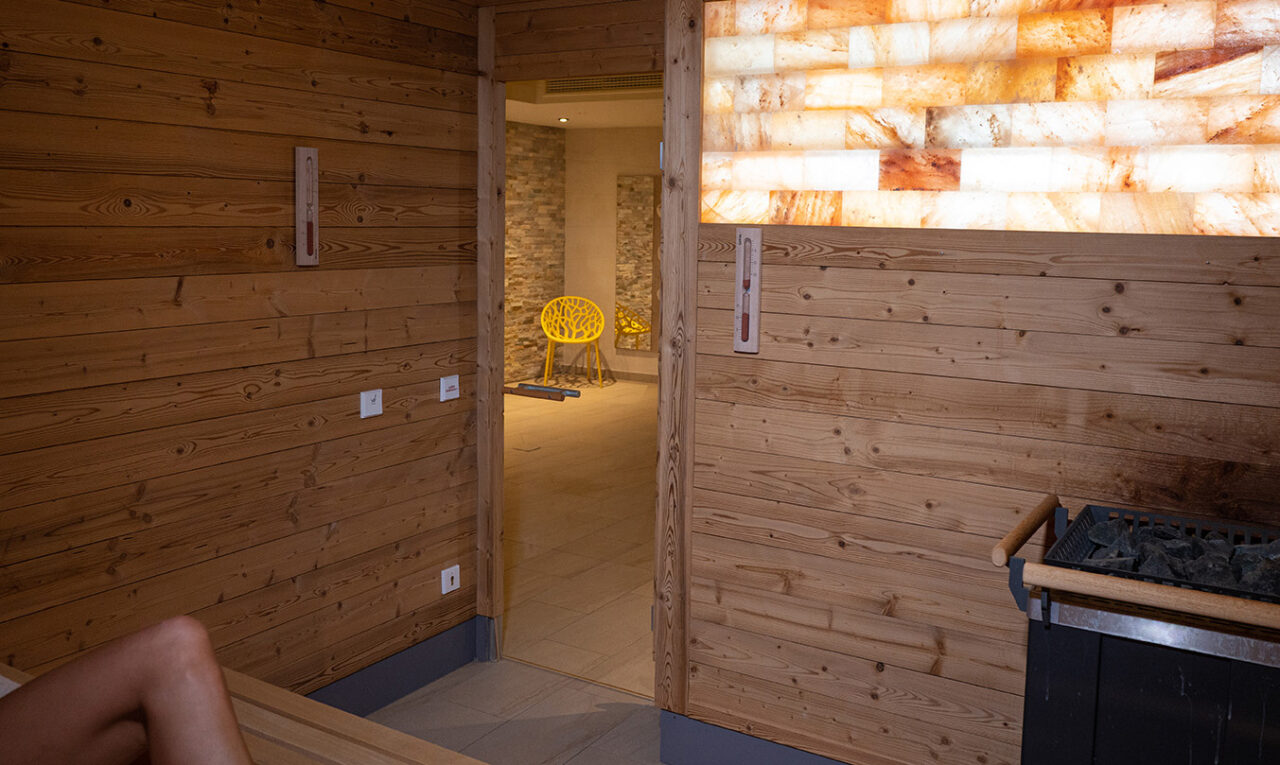 In der finnischen Sauna sorgt die Salzwand für eine angenehme Erholung der Atemwege